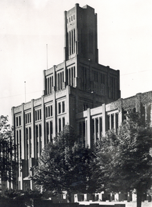 76327 Gezicht op een gedeelte van de voorgevel van het 3e Administratiegebouw van de Nederlandse Spoorwegen te Utrecht ...